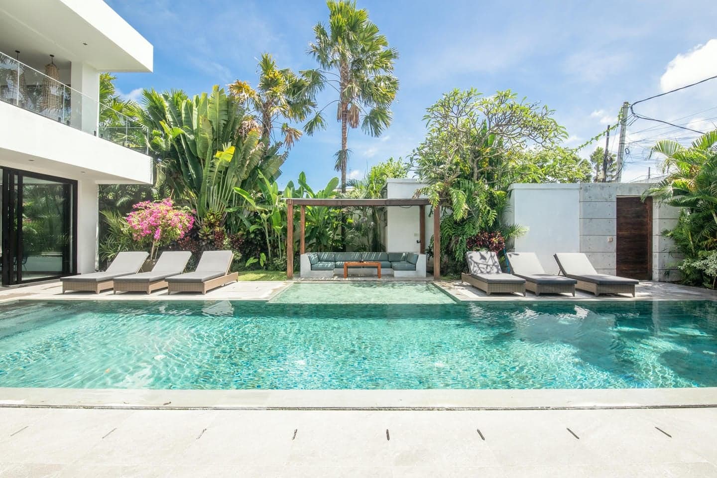 Villa Niko Dua — the private pool with sun loungers and pergola