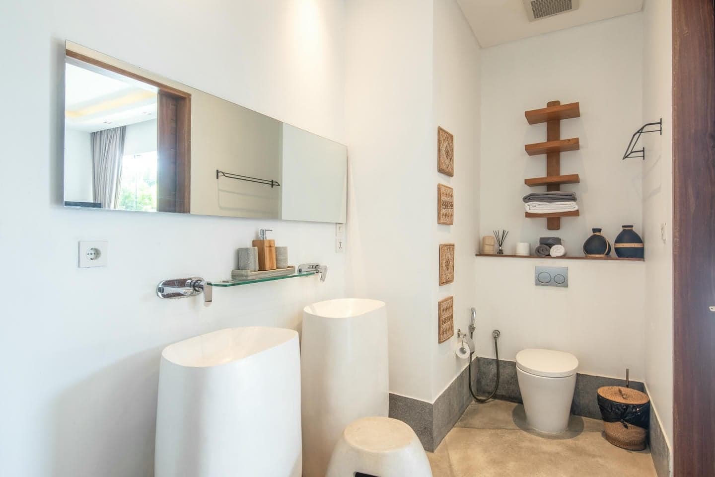 Villa Niko Dua — bathroom with basin and mirror wall