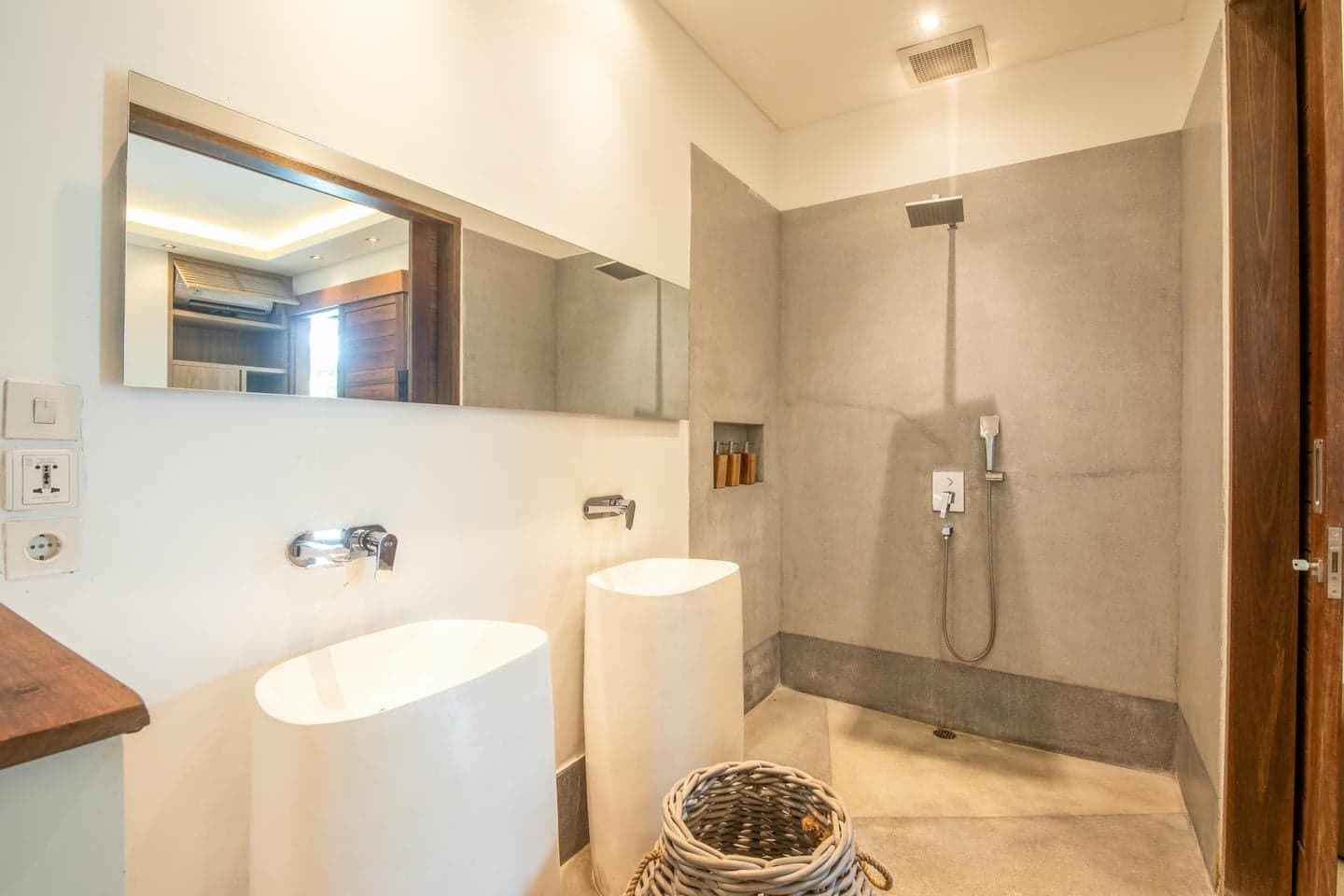 Villa Niko Dua — bathroom in polished concrete with walk-in shower